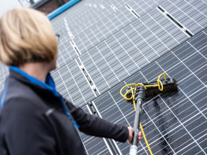 Das Team der AS Glas- und GebäudereinigungReinigung Photovoltaikanlage Das Team der AS Glas- und GebäudereinigungReinigung Photovoltaikanlage